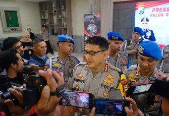 Kabid Humas Polda Sulsel Kombes Pol Komang Suartana saat memberikan keterangan pers di Mapolda Sulsel, Rabu (18/10)