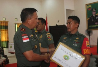 Danrem 033/WP Brigjen TNI Jimmy Watuseke saat memberikan tali asih kepada prajuritnya di Kodim 0318/Natuna, Rabu, (18/10)
