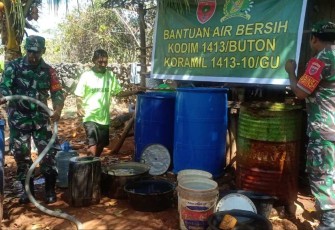 Diatribusikan air bersih untuk warga di wilayah Korem 143/HO