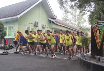 Antusias prajurit Menarmed 2 Kostrad saat melaksanakan test garjas periodik, Rabu (18/10)