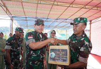 Pangdam XVI/Pattimura Mayjen Syafrial memberikan bantuan paket sembako prajuritnya di Koramil 02/Bobong, Maluku Utara, Kamis (19/10)