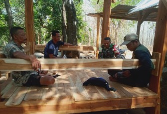 Komsos Babinsa bersama warga binaannya