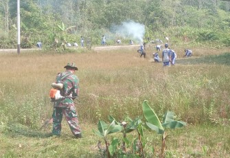 Babinsa Koramil 1710-06/Agimuga Bersama Para Siswa saat Gelar Kerja Bakti Bersihkan Lingkungan Sekolah