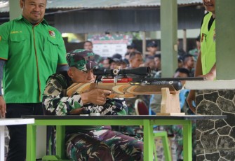 Danyonif 751/VJS Mayor Inf Erwan Harliantoro saat membuka lomba menembak, Jum'at (27/10)