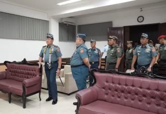  Panglima TNI Laksamana TNI Yudo Margono didampingi Asops Panglima TNI Mayjen TNI Muhammad Nur Rahmad, Aslog Panglima TNI Laksda TNI Budi Sulistyo, M.Tr. Opsla, CHRMP., dan Kapuspen TNI Laksda TNI Julius Widjojono saat Kunker ke Pengadilan Militer I-07 dan Oditurat Militer IV-16 Balikpapan Kalimantan Timur, Kamis (2/11/2023).
