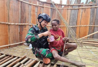 Kegembiraan Jupiter Dwitau bersama prajurit Satgas 330 bantu bangun honainya. Senin (6/11)