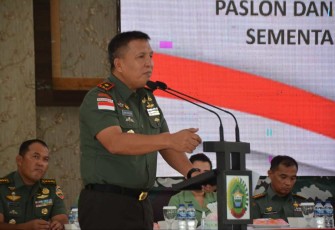Danrem 033/WP Brigjen TNI Jimmy Watuseke saat memberikan pengarahan, Kamis (9/11)