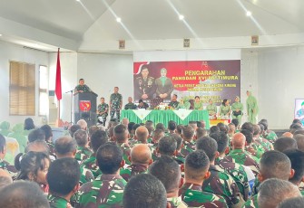 Pangdam XVI/Pattimura Mayjen Syafrial memberikan pengarahan di Kodim 1513/SBB, Kamis (9/11)