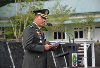 Kasrem 033/WP Kolonel Inf Tagor Pasaribu saat membacakan amanat Mensos RI pada upacara Hari Pahlawan, Jum'at (10/11)