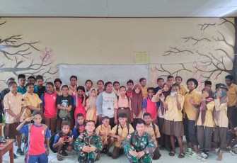 Satgas Yonif 310 KK Gelar Nobar Battle Of Surabaya Movie bersama pelajar di perbatasan 