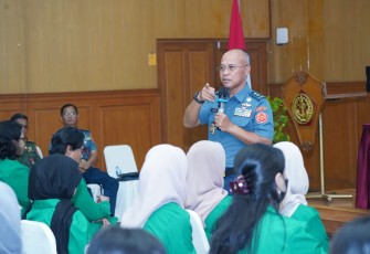 Wakapuspen TNI Brigjen TNI Teguh Pudji pada kegiatan kunjungan mahasiswa Program Studi Ilmu Komunikasi Fakultas Ilmu Sosial dan Ilmu Politik Universitas Nasional dalam rangka wawancara, di Puspen TNI, Mabes TNI Cilangkap, Jakarta Timur, Kamis (16/11/2023).