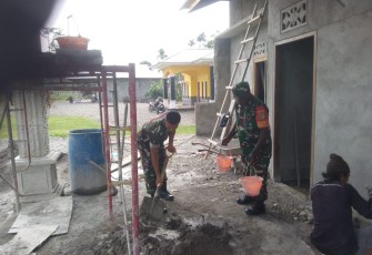 Babinsa Koramil 1710-03/Kuala Kencana Bantu Membangun Rumah Warga