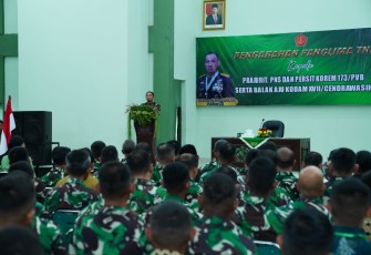 Kunjungan Panglima TNI Jenderal TNI Agus Subiyanto di Markas Korem 173/PVB dilaksanakan usai mendampingi Presiden RI Joko Widodo pada acara Sail Teluk Cenderawasih 2023 di Kawasan Pantai Semau, Kabupaten Biak Numfor, Provinsi Papua.