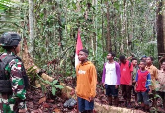 Hiking pelajar di perbatasan 