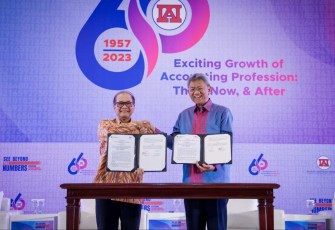 SeskemenkopUKM Arif Rahman Hakim saat menandatangani kerjasama IAI Perkuat Standardisasi Pelaporan Keuangan dan Tata Kelola KUMKM di Jakarta , Selasa (12/12)