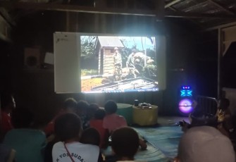 Aksi nonton bareng film Merah Putih di perbatasan, Selasa (12/12)