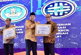 SeskemenkopUKM Arif Rahman Hakim saat menerima penghargaan dari Ombudsman RI 
