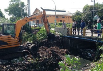Normalisasi kali di Kecamatan Bancar, Tuban, Jum'at (15/12)