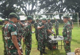Kasmenarmed 2 Kostrad Letkol Arm Siswo Budiarto memberikan arahan dalam pemeriksaan kesiapsiagaan alat dan personel Yonarmed 1 Roket Ajusta Yudha, Kamis (14/12)