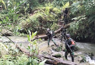 Perjuangan Satgas Yonif 310/KK lewati sungai obati warga yang sakit, Sabtu (16/12)