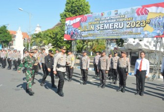 Dandim 0802/Ponorogo Letkol Inf Hirta Juni Adriansyah saat pengecekan apel pasukan pengamanan Nataru 2023