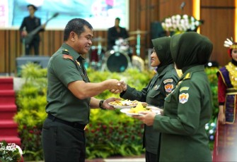Kasad Jenderal TNI Maruli Simanjuntak memberikan nasi tumpeng syukuran HUT ke 62 Kowad di Jakarta, Jum'at (22/12)