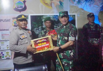 Pangdam XVIII Mayjen TNI Ilyas Alamsyah saat memberikan bingkisan perayaan Natal 
