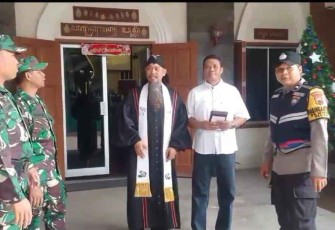 Pendeta Didik Hartono, M.Th saat berkomunikasi dengan Babinsa dan Bhabinkamtibmas