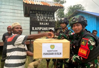 Bingkisan Natal Pangdam III/Siliwangi di perbatasan 