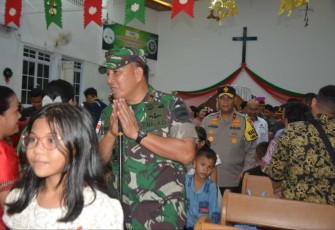 Danrem 033/WP Brigjen TNI Jimmy Watuseke saat meninjau pengamanan misa Natal di gereja 