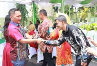 Dandim 0718/Pati saat menerima ucapan selamat Natal dari anggota Kodim 0718/Pati