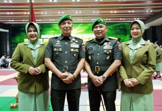 Mayjen TNI Totok Imam Santoso bersama Mayjen TNI Bobby Rinal Makmun