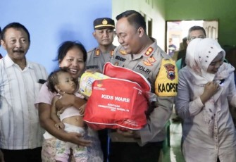 Kapolres Demak AKBP Budi Adhy Buono saat memberikan bantuan warga terdampak banjir, Minggu (1/1)