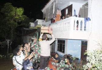 Kapolres Sampang AKBP Arman saat memberikan bantuan korban banjir