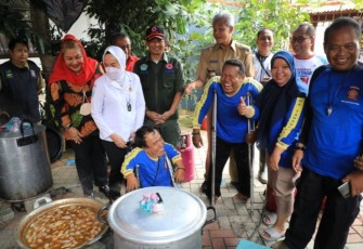 Ganjar Pranowo saat tinjau dapur umum untuk korban terdampak banjir, Senin (2/1)