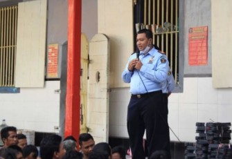 Kepala Rutan Situbondo Rudi Kristiawan ketika mensosialisasikan Permenkumham Nomor: M.HH-186.PK.05.09 TA 2022 kepada WBP Rutan Situbondo, Selasa (3/1)