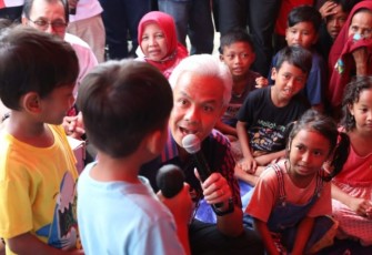 Ganjar Pranowo memberikan keceriaan anak-anak di pengungsian banjir Pekalongan, Selasa (3/1)