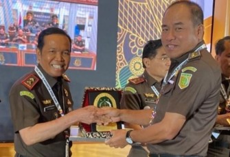 Kajati Kalbar Dr Mashudy saat menerima piagam penghargaan 