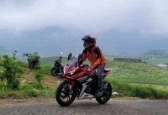 Dian anggota Ngalam CBR Community (NCC), saat tengah Sunmori menuju wisata puncak Brakseng. Kota Batu, Minggu (8/1)