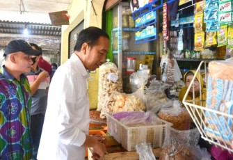 Presiden Joko Widodo meninjau aktivitas perdagangan dan mengecek harga komoditas di Pasar Sentul, Kota Yogyakarta, Provinsi Daerah Istimewa Yogyakarta (DIY), Minggu (8/1)