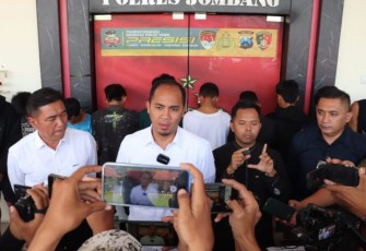 Kasatreskrim Polres Jombang AKP Giadi Nugraha saat memberikan keterangan pers, Senin (9/1)
