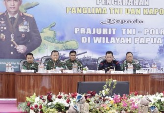 Panglima TNI Laksamana Yudo Margono saat memberikan pengarahan Prajurit TNI-Polri di Papua, Senin (9/1)