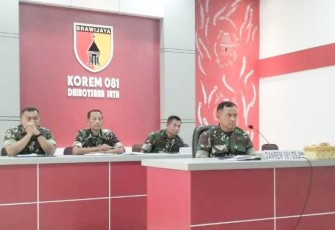 Danrem 081/DSJ Kolonel Inf Deni Rejeki saat berikan instruksi satuan via darling, Selasa (10/1)