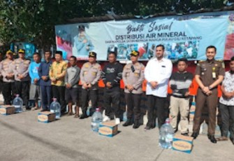 Kapolda Jatim Irjen Pol Toni Harmanto bersama forkopimda Probolinggo dalam pendistribusian air mineral bagi warga Gili Ketapang, Rabu (11/1)