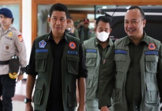 Kepala BNPB Letjen TNI Suharyanto (kiri depan) bersama rombongan tiba di VIP Bandara Internasional Pattimura, Kota Ambon, Provinsi Maluku, Kamis (12/1)