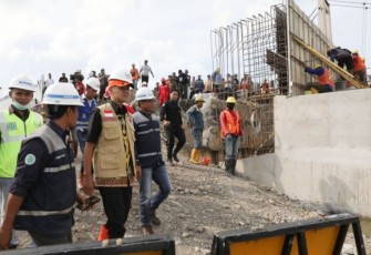 Ganjar Pranowo saat meninjau pembangunan jembatan Juwana Kabupaten Pati, Jateng, Rabu (11/1)