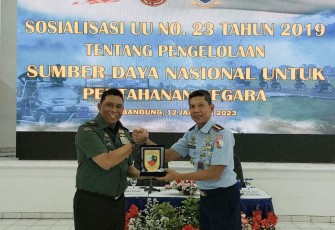 Danlanud Husein Sastranegara Kolonel Pnb I Gusti Putu Setia memberikan cenderamata, Kamis (12/1)