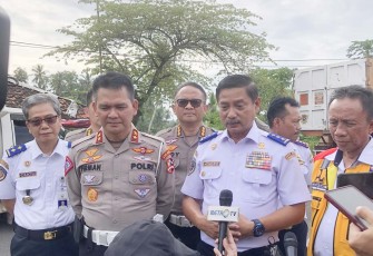 Dirjen Perhubungan Darat Hendro Sugiatno saat memberikan keterangan pers usai pengecekan jalur Pansela, Kamis (19/1)