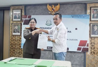Kajari Cilegon Ineke Indraswati saat menandatangani MoU dengan PWI Cilegon 