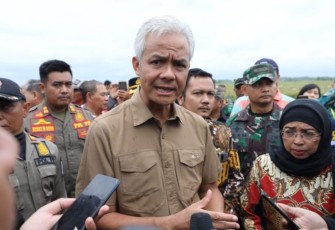 Gubernur Jateng Ganjar Pranowo saat memberikan keterangan pers usai panen raya padi di Desa Krengseng Kecamatan Gringsing Kabupaten Batang, Sabtu (11/2)